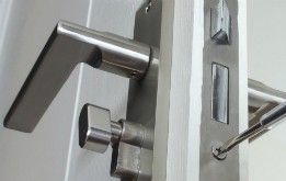 Причины и устранение плохого закрывания входной двери